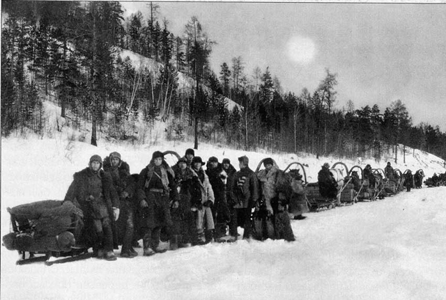 Обоз экспедиции Кулика на реке Ангаре в конце зимы 1929 года.